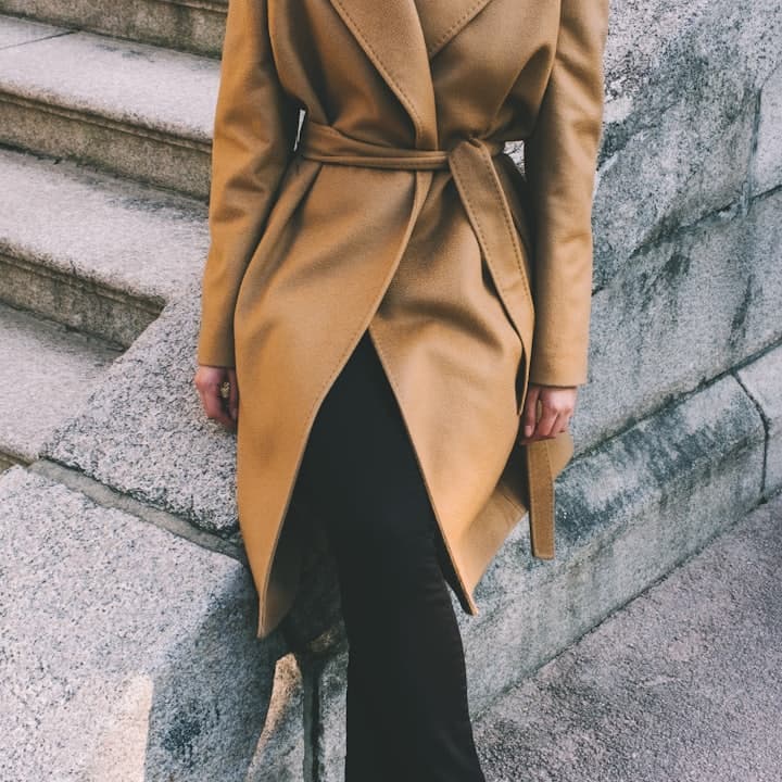 مانتو مشکی بلند، قد ۱۲۵. مناسب اداره و مهمانی روزمره.